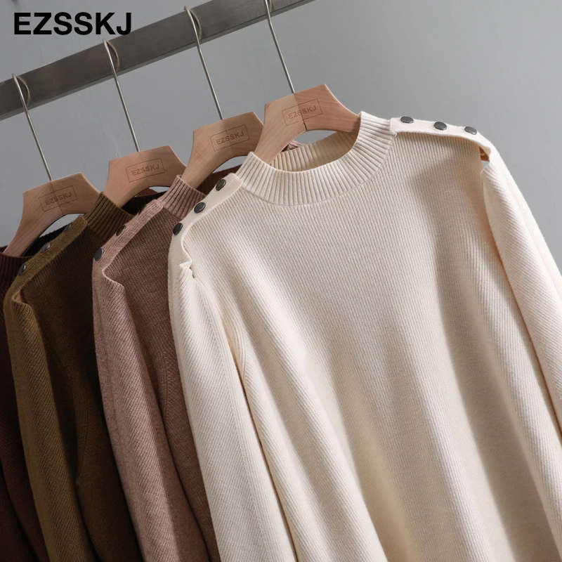 Женский свободный свитер с открытыми плечами толстый пуговицами и круглым