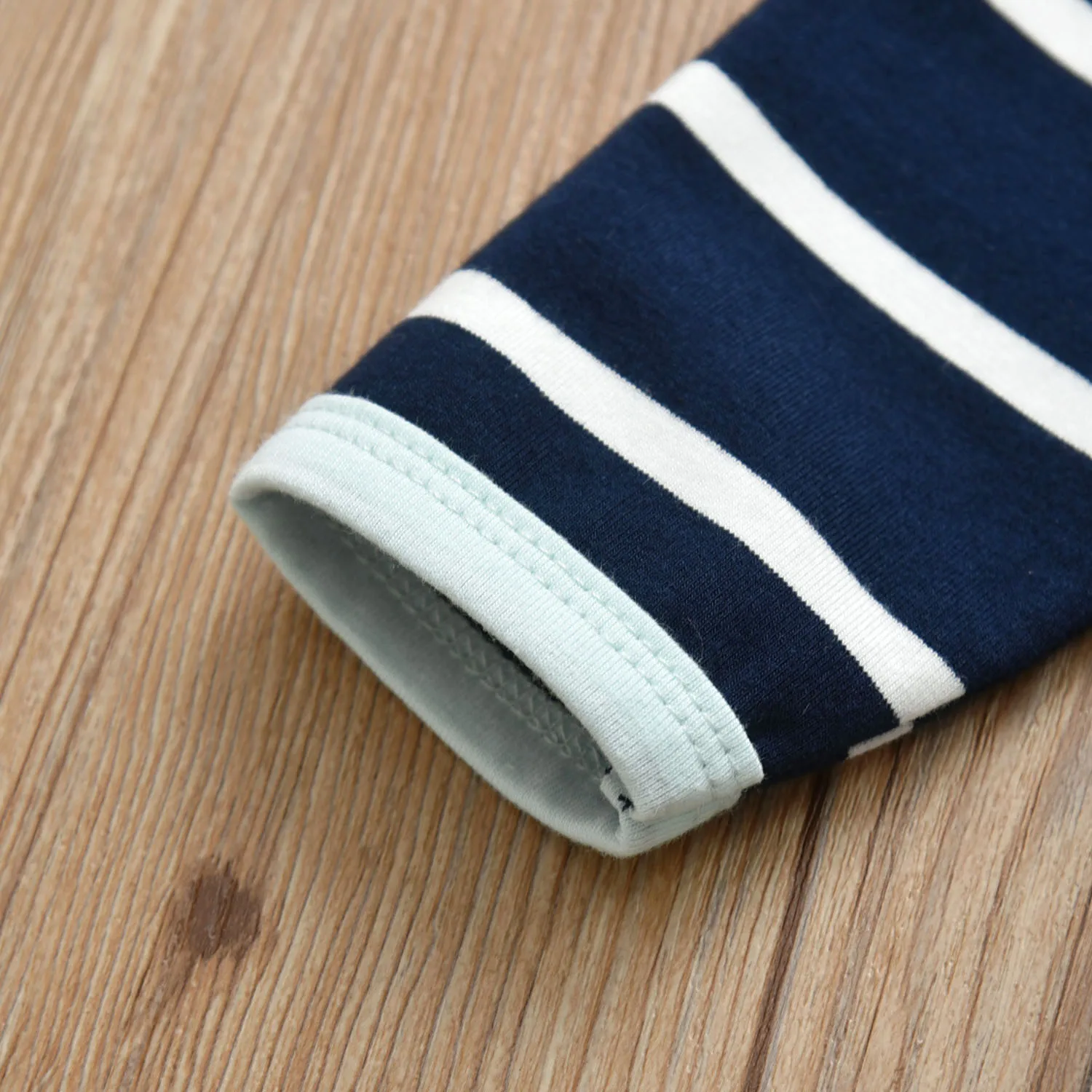 Комплект одежды для маленьких мальчиков и девочек хлопковый в полоску с принтом