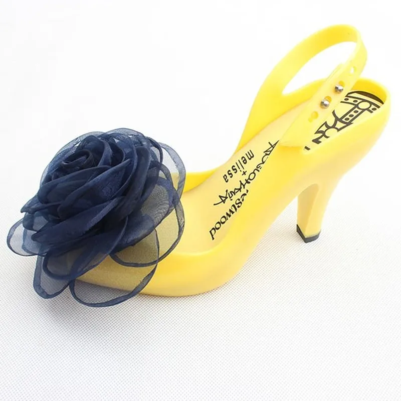 Женские туфли-лодочки на высоком каблуке с открытым носком украшенные шелковыми