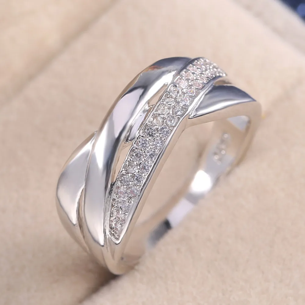 Женское кольцо с инкрустацией из фианита серебряного цвета|Кольца| |