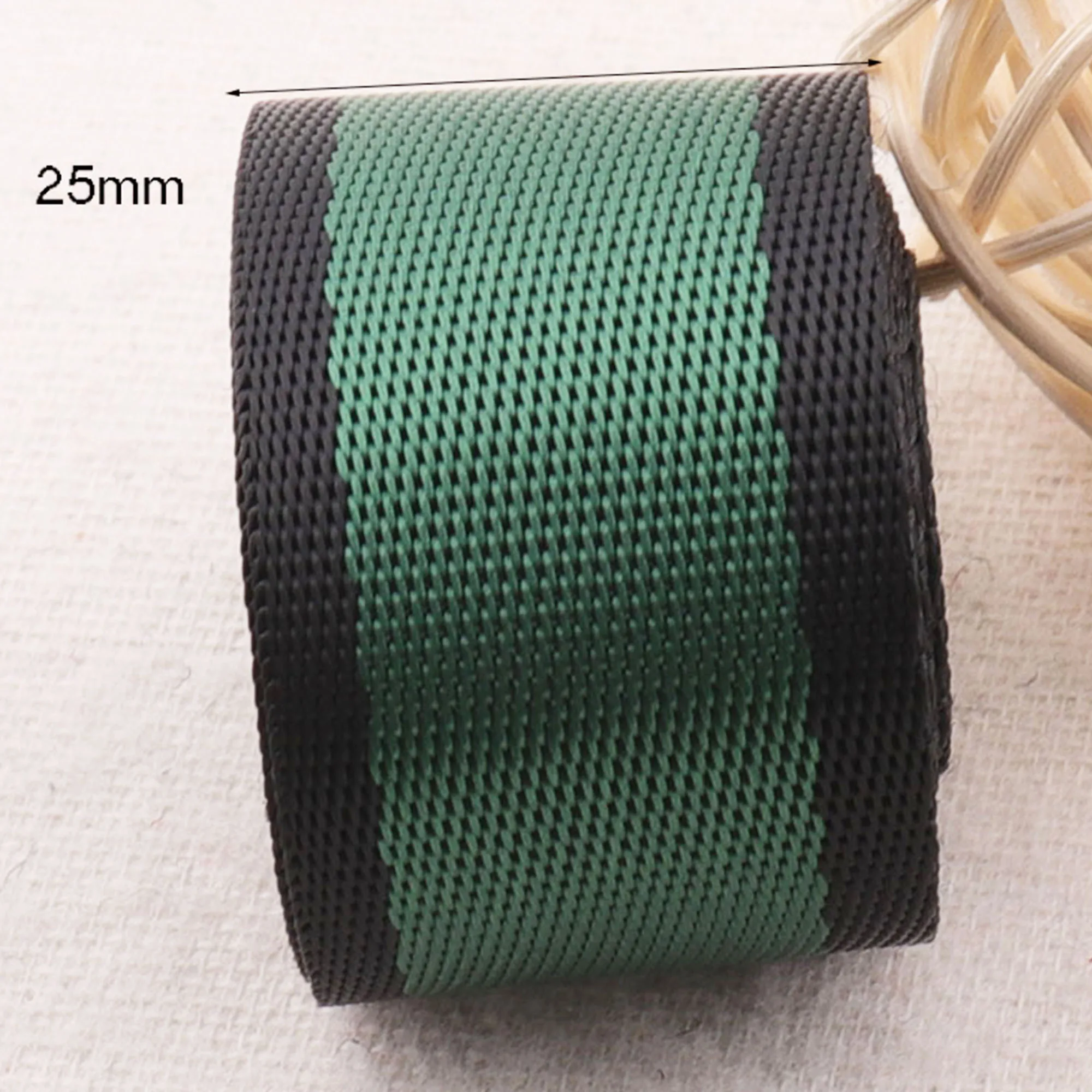 Сумка в полоску темно-зеленого цвета с гладкой лентой черными краями сумки