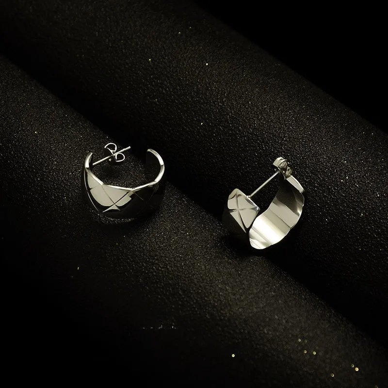 

TOSOKO Stainless Steel Jewelry C-Type Plaid Pattern Earrings Women's Fashion Earrings BSF285