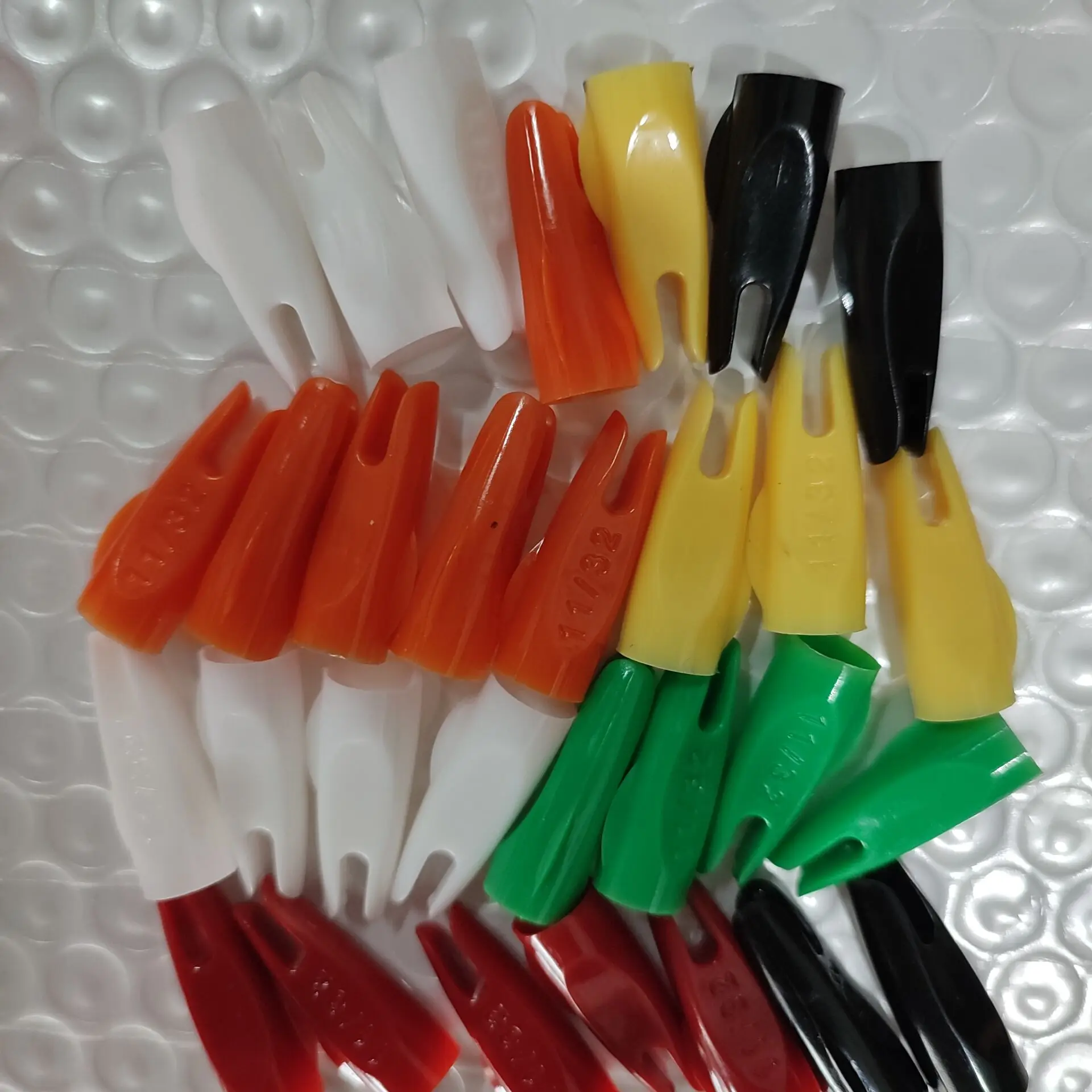 Оптовая продажа 24 штуки/P пластиковые держатели для стрел 11/32 мм из лука охотничий