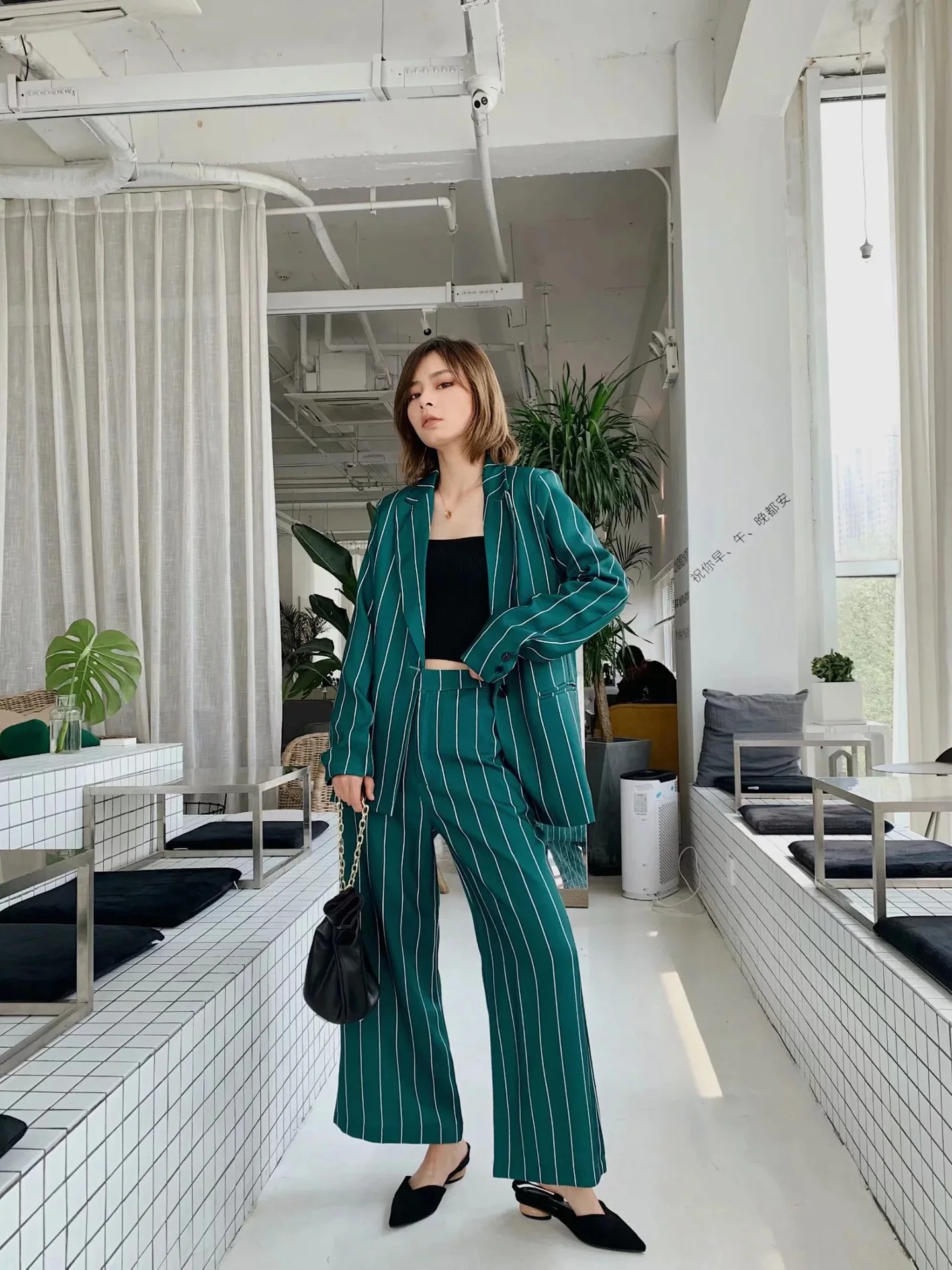 Брюки в винтажном стиле зеленые полоску с карманами на одной пуговице вырезами