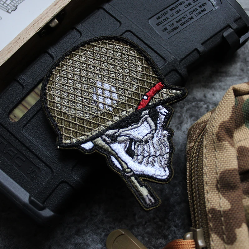 Череп солдатский шлем заплата вышивки нарукавная нашивка в стиле милитари
