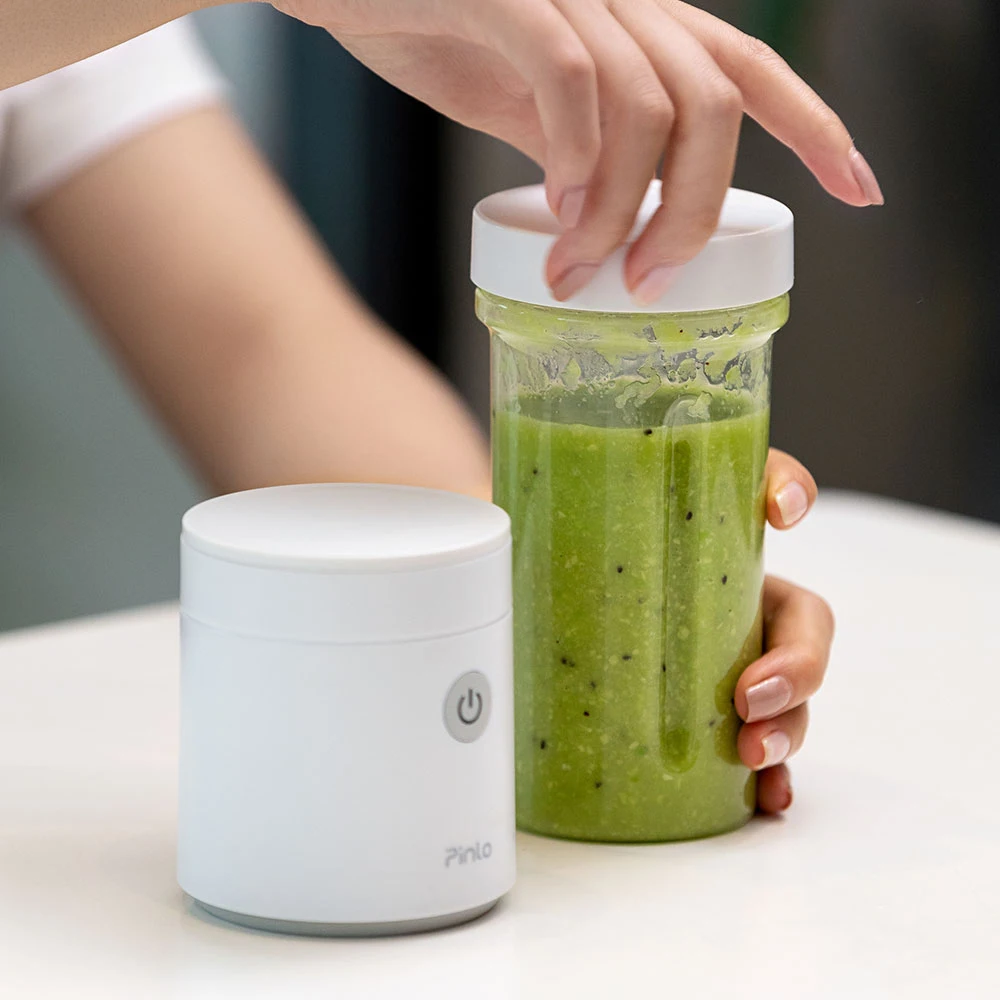 

Pinlo Little Monster Fruit Vegetable Cooking Machine Mini Electric Fruit Juicer Fruit Squeezer Household Travel Juicer