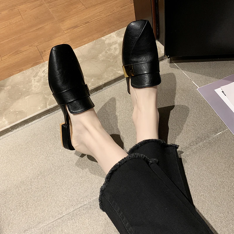 

Новая модная женская обувь, повседневные кожаные сандалии с квадратным носком, шлепанцы, уличные тапочки, обувь на плоской подошве, шлепанц...