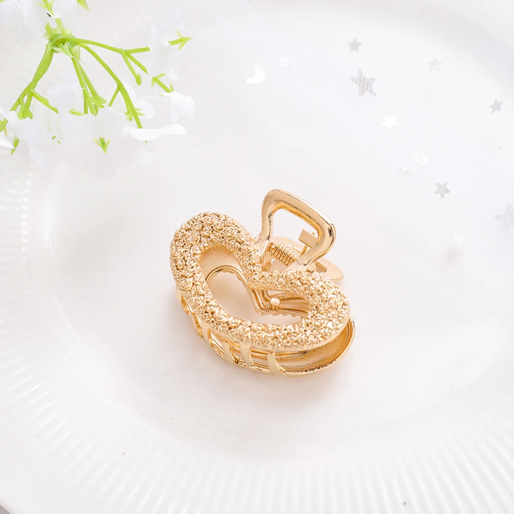 Черный пистолет покрытый металлическим сердцем коготь для волос женщин