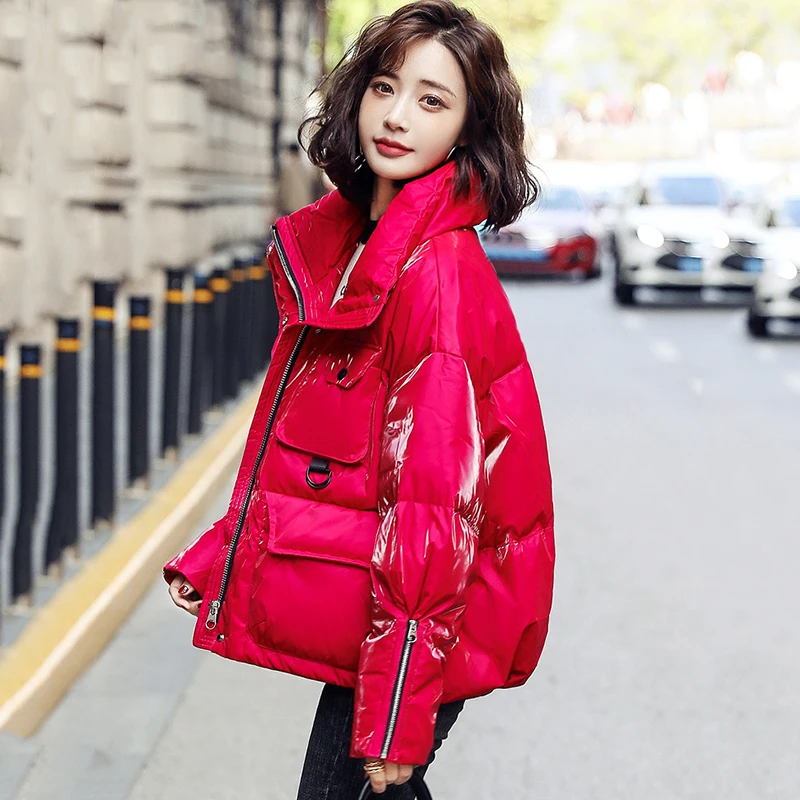 

Новый женский красный глянцевый пуховик зима 2022 год Повседневная мода Короткая свободная верхняя одежда на толстом пуху с однотонным ворот...