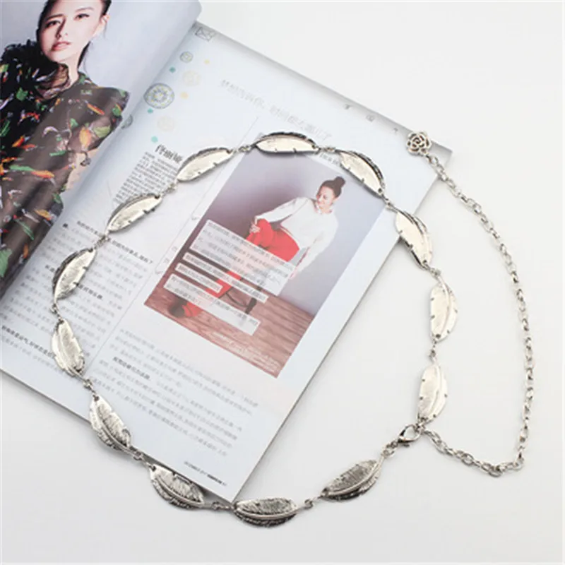 Женское тонкое платье с цепочкой украшенное листьями сердечками простой пояс