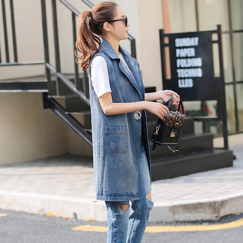 Жилет женский джинсовый демисезонный длинный без рукавов батальных размеров 90