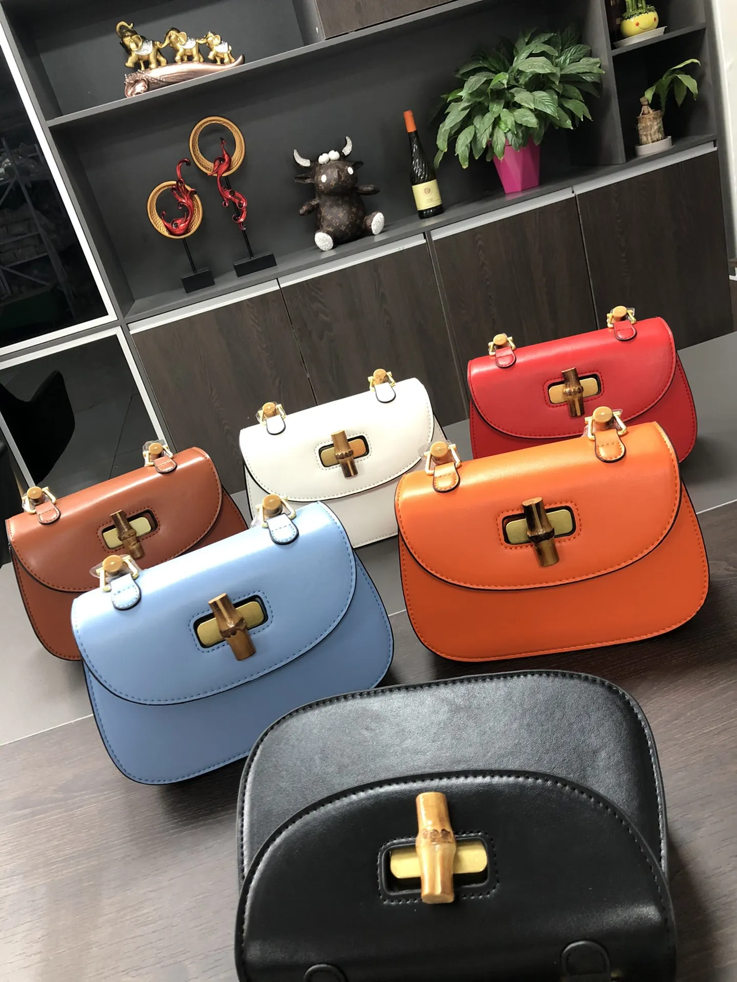 

21 × 27 × 10 см Материал ПУ классический стиль различные цвета