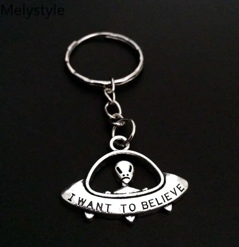 Ключница-подвеска Астронавт на планете в форме НЛО 2019 года - подарок для друга, ювелирные изделия для дропшиппинга.