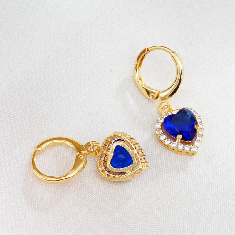 18 видов стилей серьги-подвески в форме сердца золотого цвета с фианитами