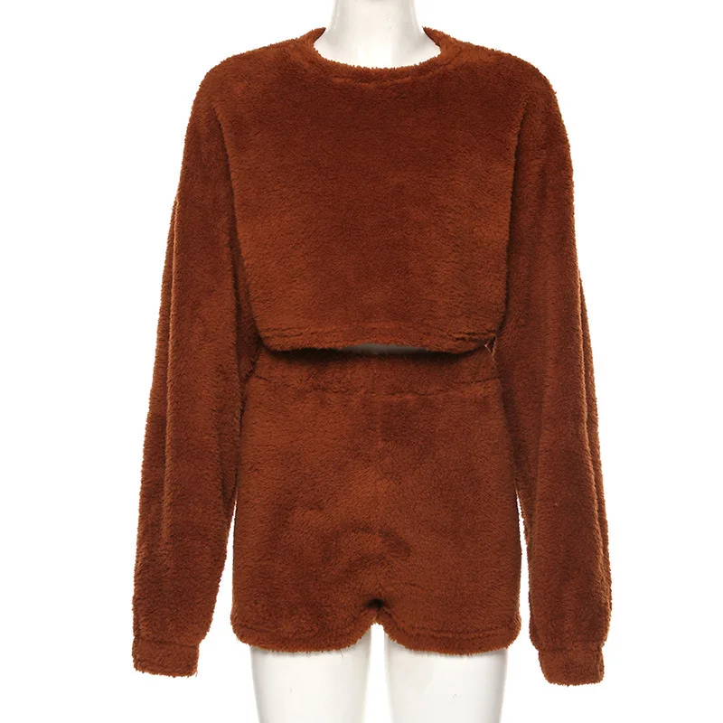 Белый коричневый пушистый комплект из двух предметов топы с круглым вырезом и