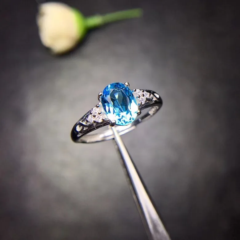 Женское кольцо с натуральным голубым топазом ювелирное изделие из серебра 6*8 мм
