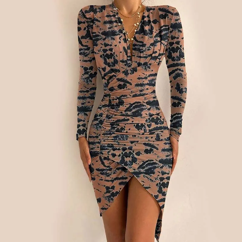 

Женское трикотажное мини-платье с длинным рукавом и глубоким V-образным вырезом