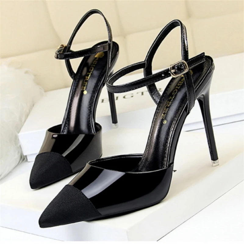 Женские Босоножки на каблуке с ремешком пикантные сандалии острым носком туфли