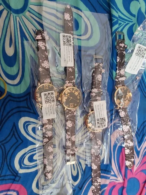 2020 Мода в богемном стиле женские наручные часы с Цветочным Тиснением маленькая