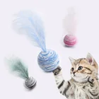 Недорогой вращающийся пластиковый мяч с пером для кошек, принадлежности для тренировки животных
