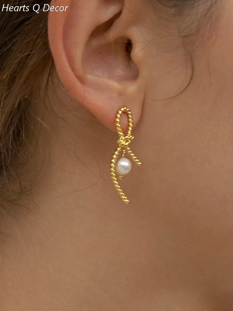 Серьги гвоздики из латуни с натуральным пресноводным жемчугом и бантом вечернее