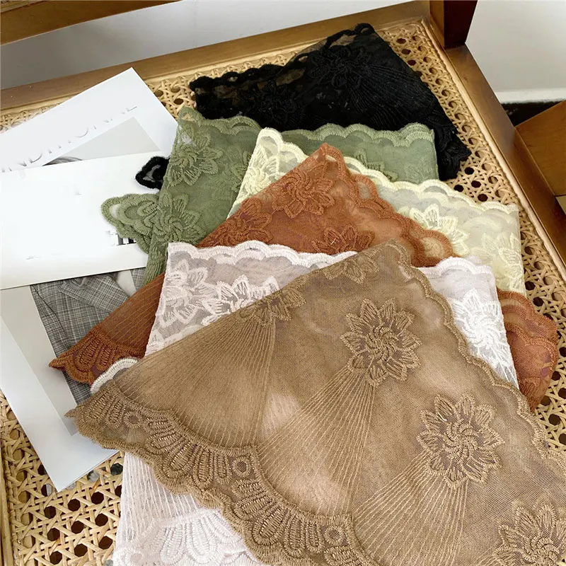 Женский треугольный шарф вышитый крючком цветочный маленький платок вязаный