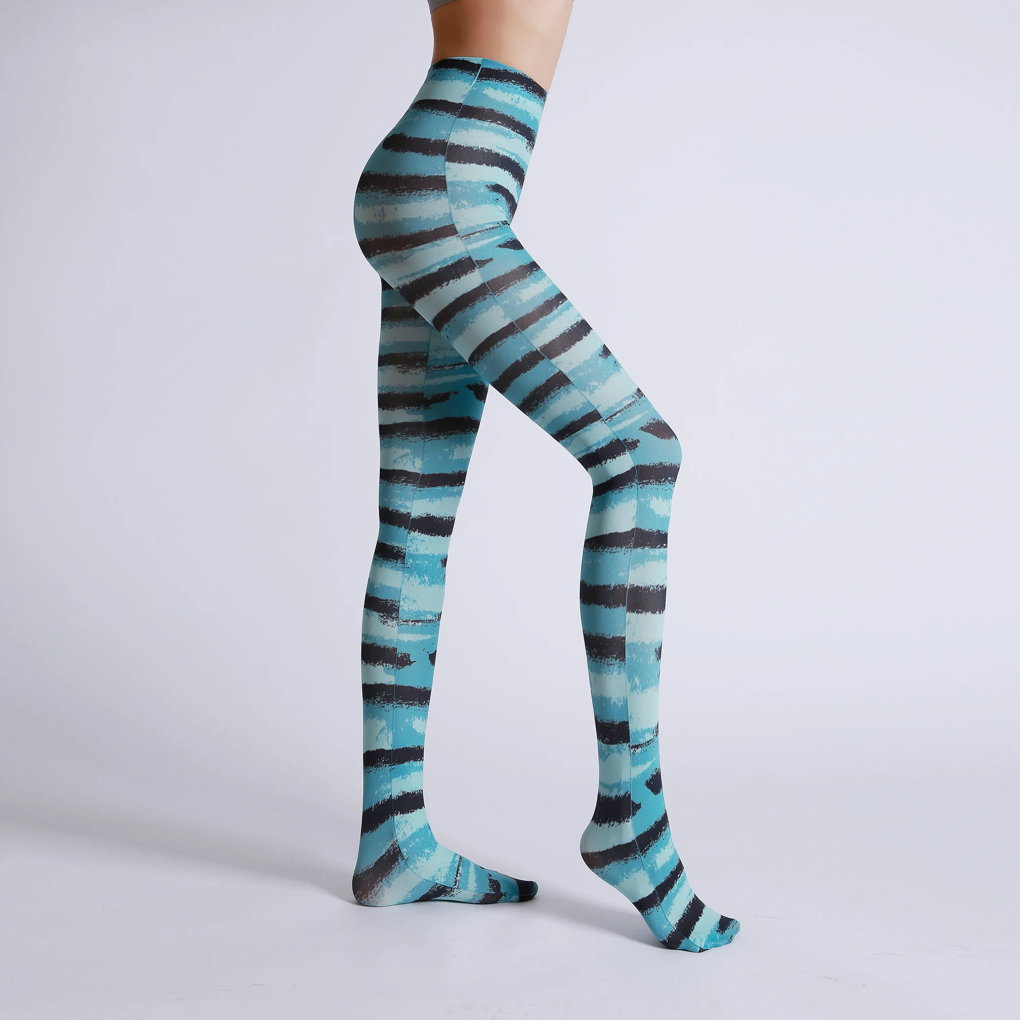 Модные пикантные дизайнерские зеленые колготки с полосками и цифровым принтом