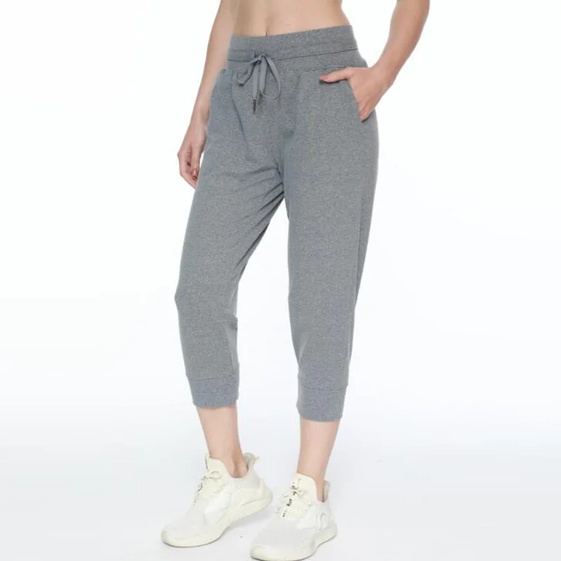

2022 Women Naked-feel Fabric Loose Fit Sport Jogger yoga Leggings with two side pockets 4-way stretch fabric run capris