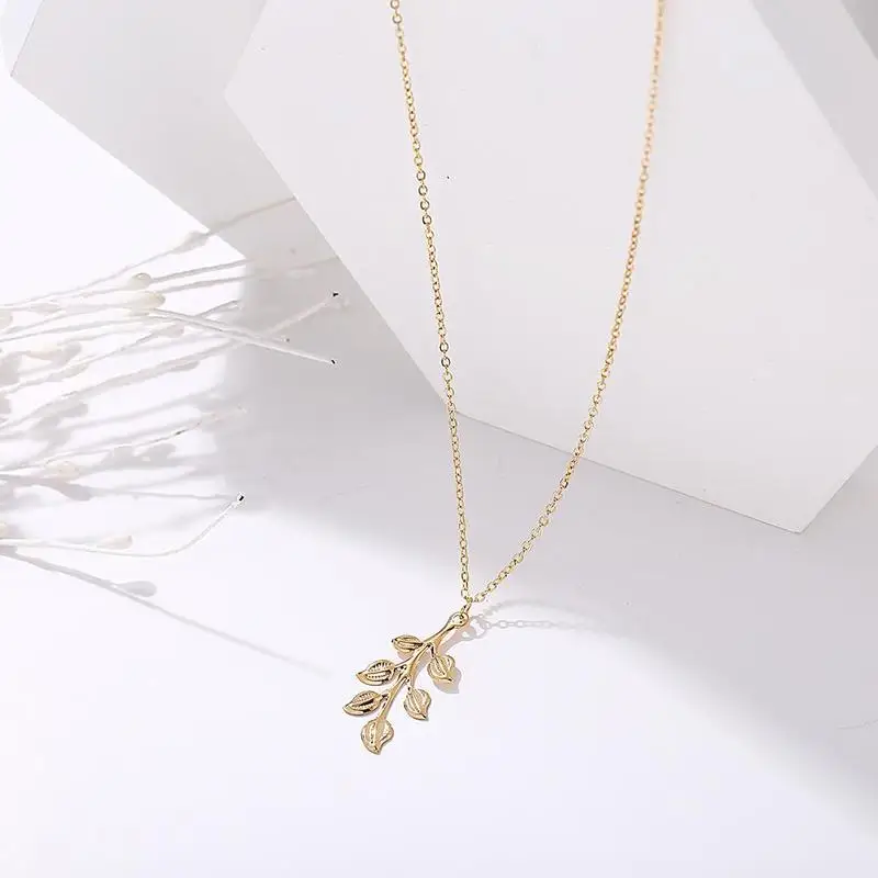 

2020 Fashionable Golden Maple Leaf Necklace Hemp Leaf Necklace Charm Pendant