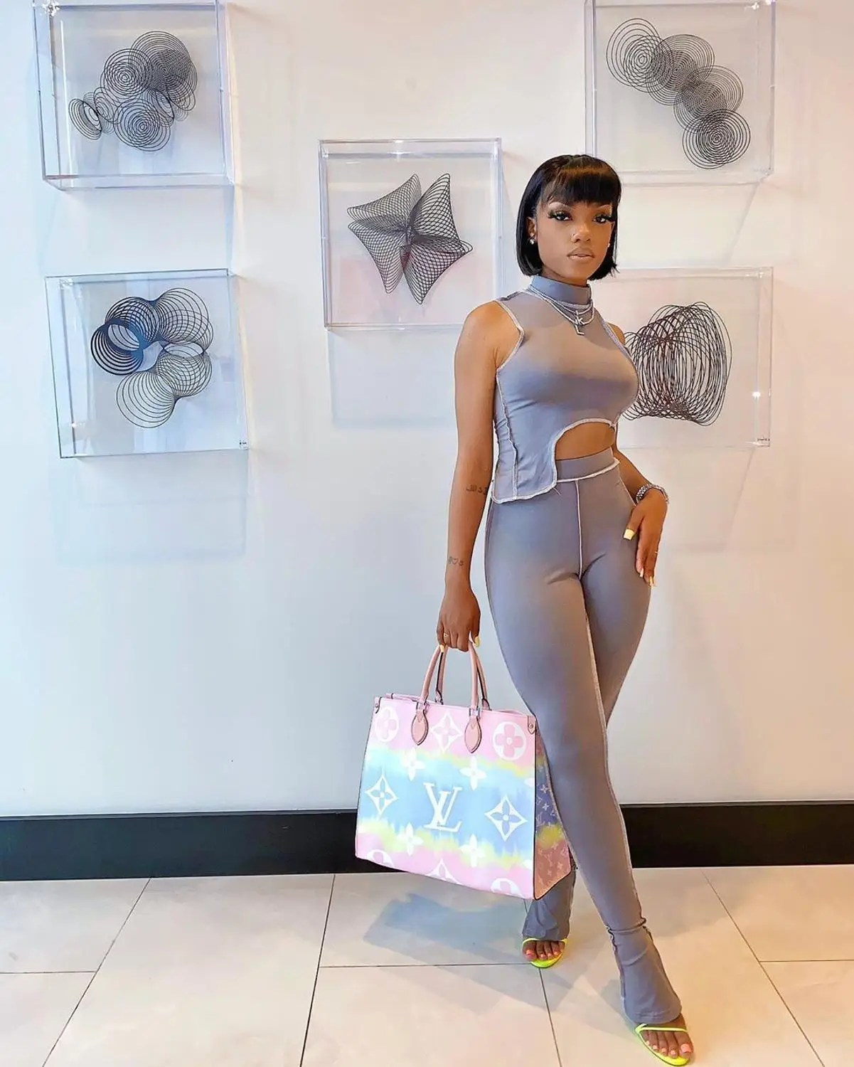 Женский спортивный костюм в полоску облегающий однотонный топ с разрезом на