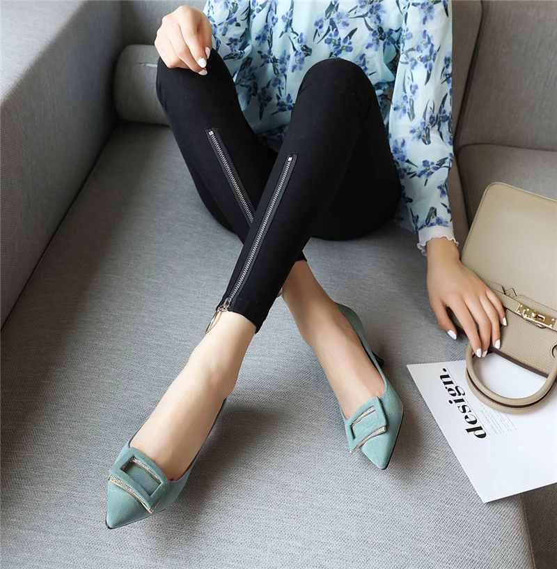 Женские туфли лодочки FEDONAS с острым носком металлическим украшением и стразами