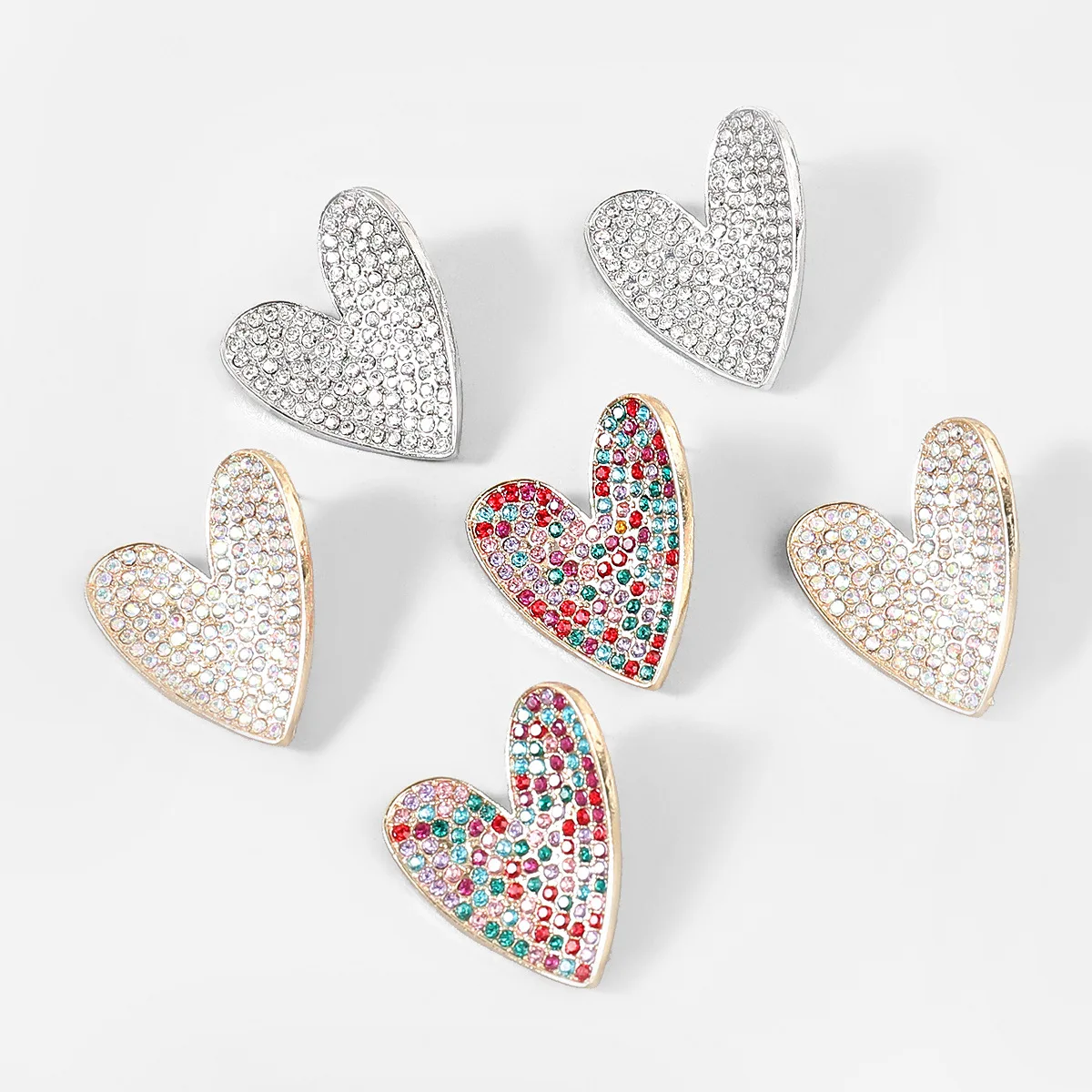 Серьги-гвоздики в виде сердца с разноцветными кристаллами