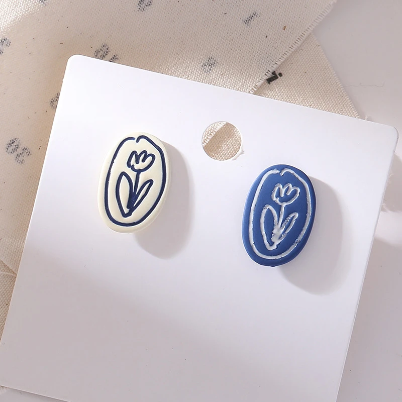 Модные дизайнерские серьги-гвоздики с белыми и синими цветами Милые простые