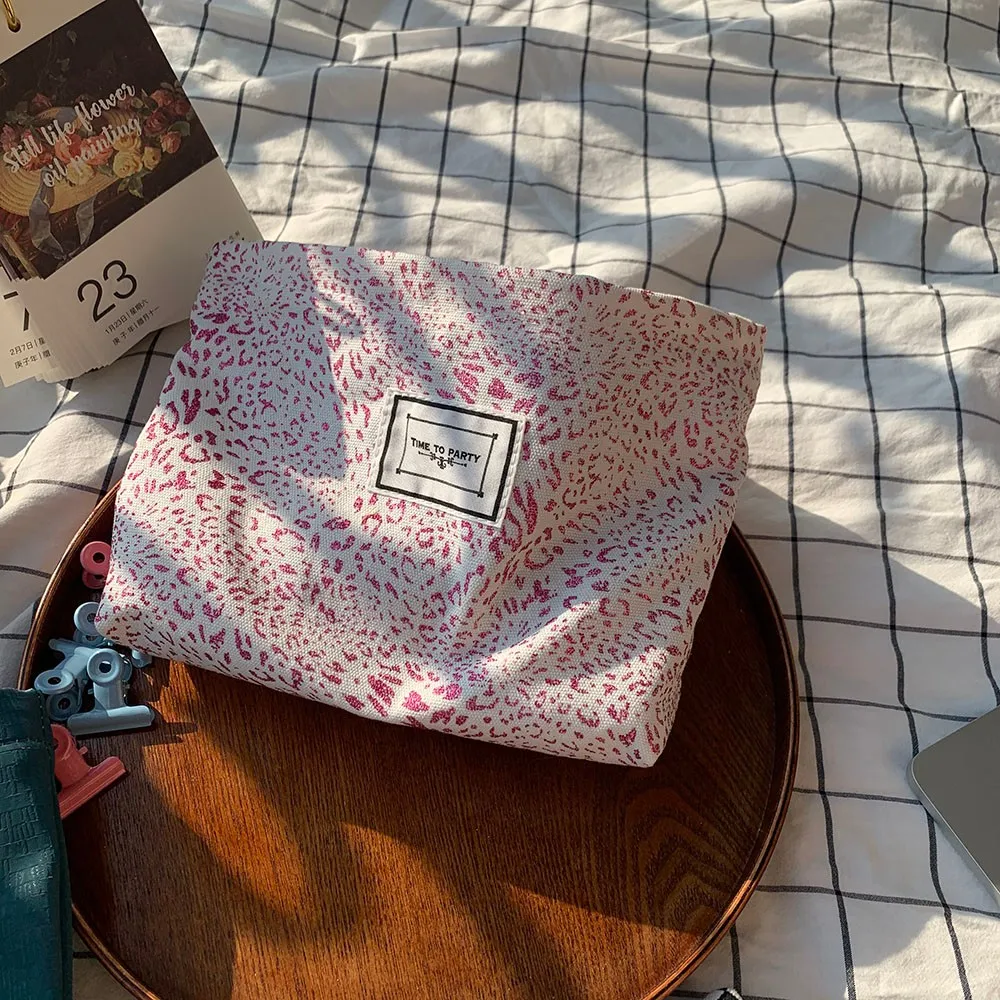 

Косметичка с леопардовым принтом для женщин, большая дорожная Сумочка для туалетных принадлежностей, несессер, органайзер для девушек, чех...