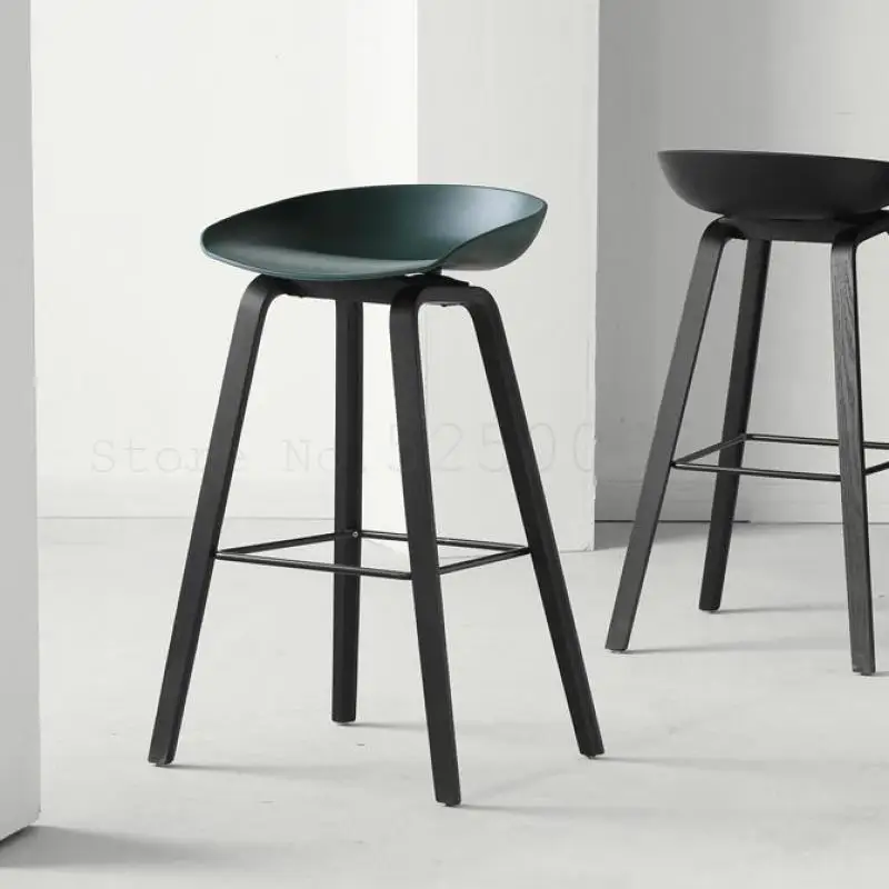 Современный и сдержанный барный стул из массива дерева скандинавский креативный