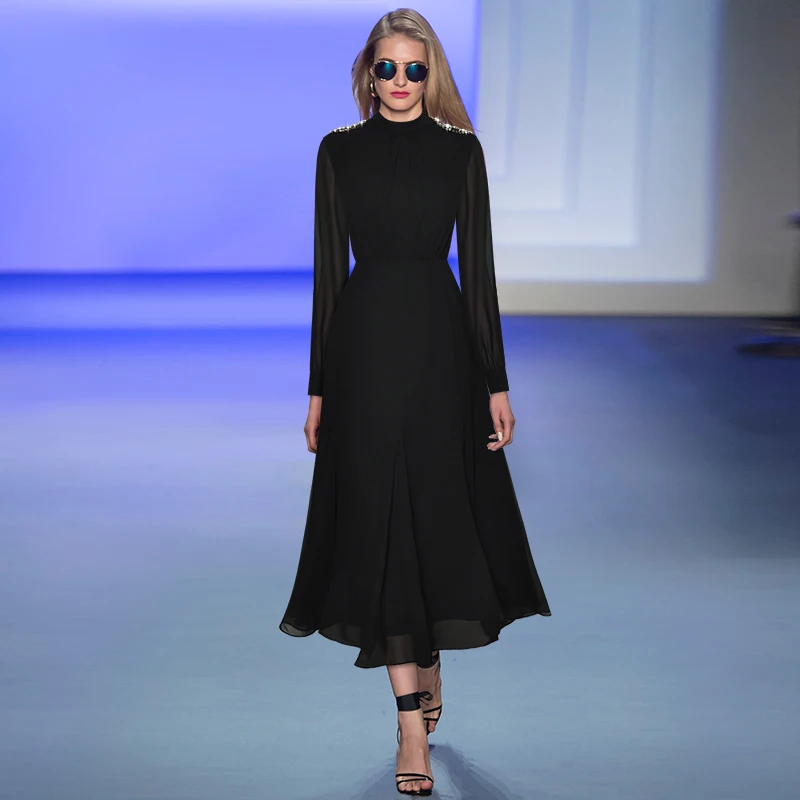 Длинное платье с длинными рукавами украшенное бусинами разрезом на талии