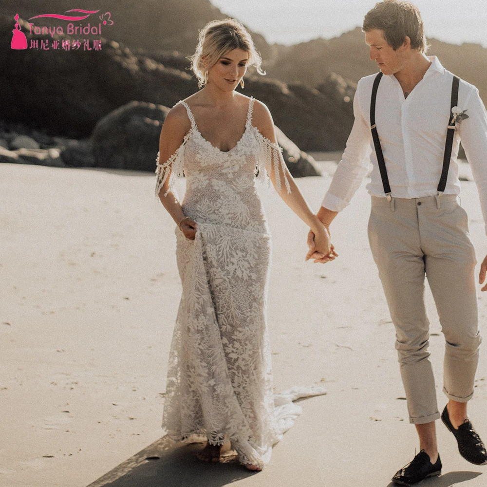 Свадебное платье с уникальной отделкой листьями садовое минималистичное