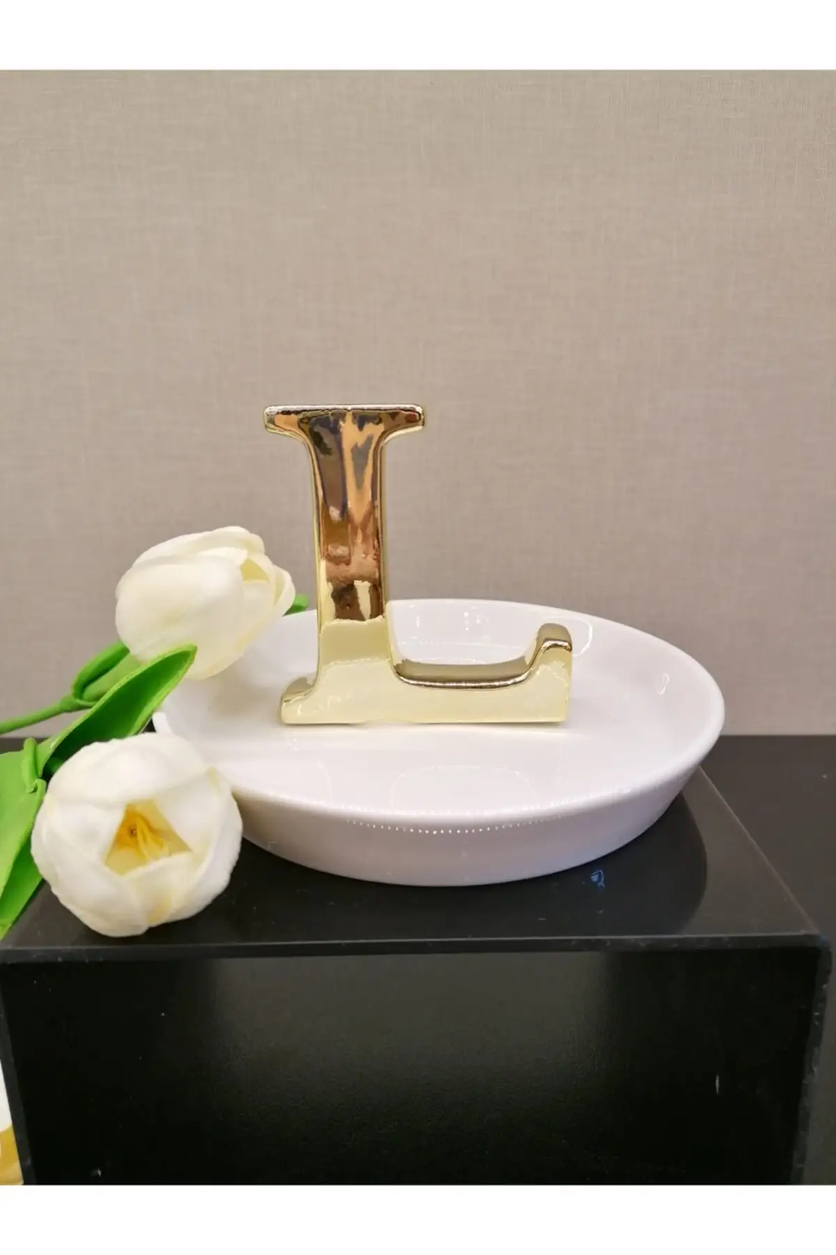 

Arow - Dubai White Porcelain Gold ''L'' Letter Jewelry Hanger Jewelry Stand AROW-PM-766-L