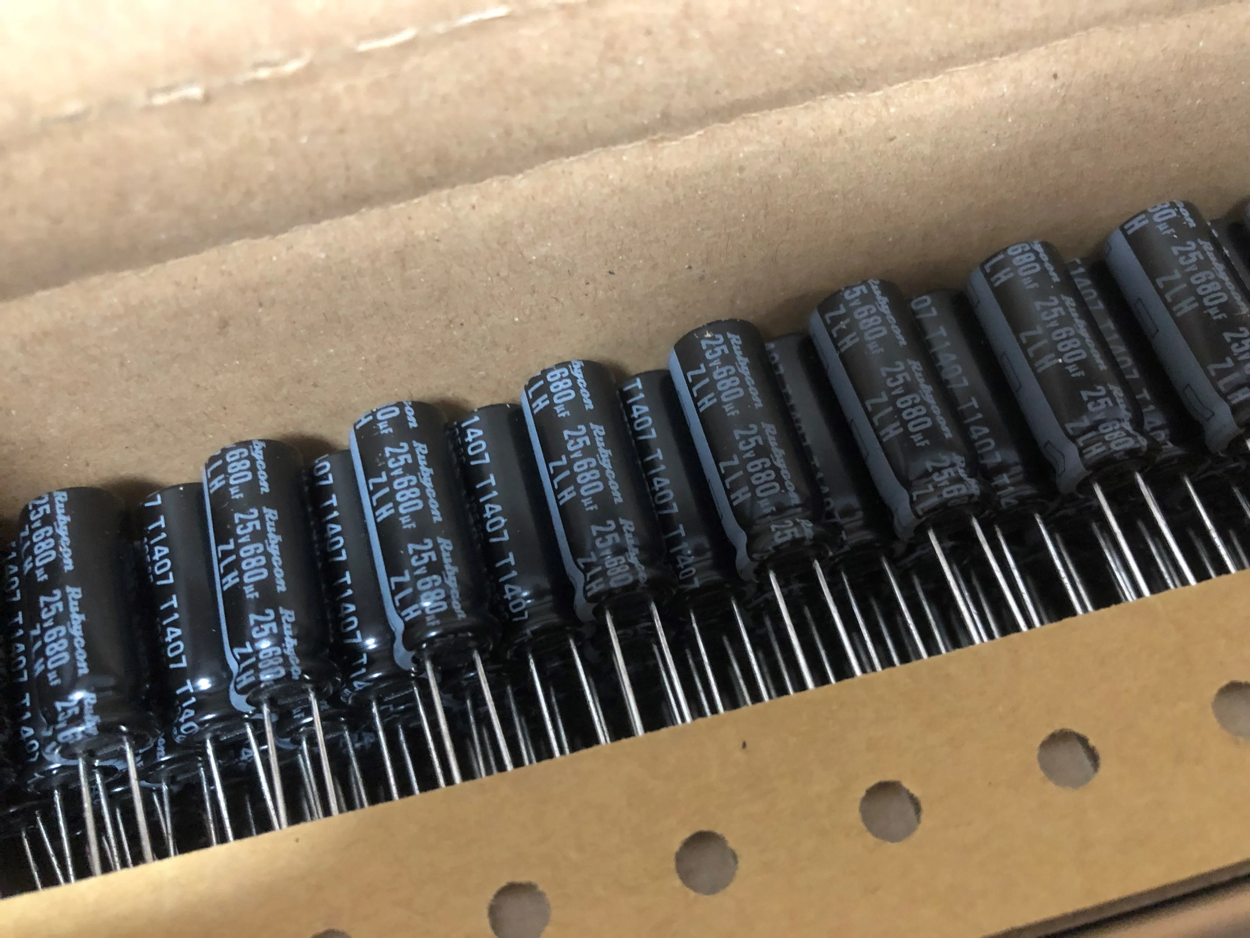 Новый RUBYCON ZLH 25V680UF 8X20mm 105 градусов 680 мкФ/25V Высокая частота низкое сопротивление и