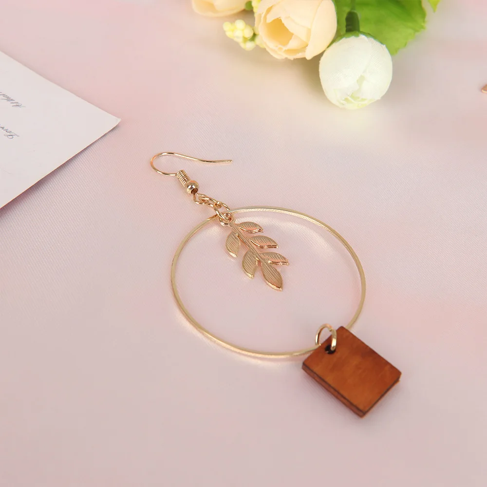 Женские серьги-подвески в форме листьев золотистого цвета геометрические