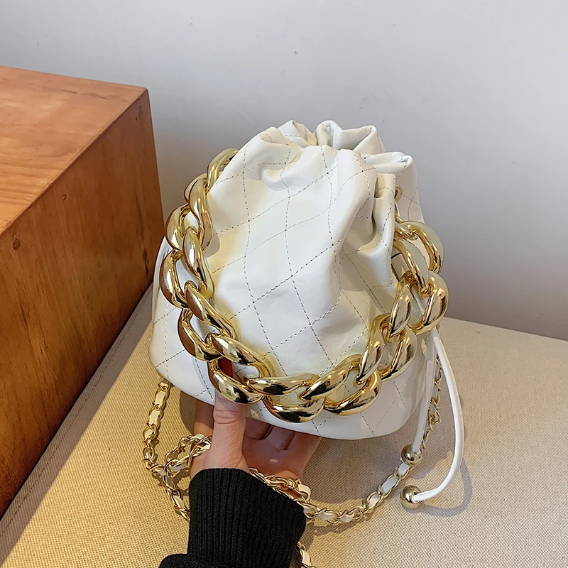 

Женская сумка-мессенджер на цепочке, с вышивкой