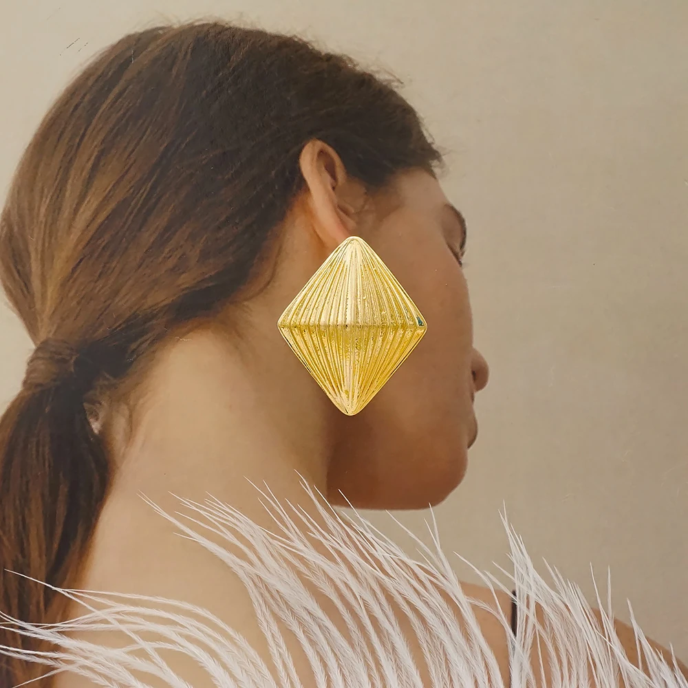 Модные Эффектные серьги простые металлические гвоздики для женщин трендовые