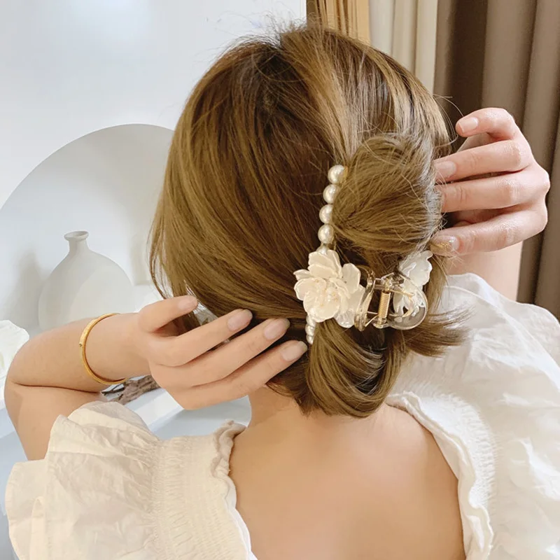 

Chic Pearls Hair Claws for Women Girls Elegant White Rose Barrette Hair Clips Temperament Hairpins Crab Headwear Jewelry 1Pcs