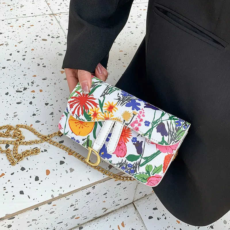 

Женская модная металлическая сумка на плечо с цепочкой и кулоном, роскошная брендовая маленькая квадратная сумка с принтом граффити, Дамск...