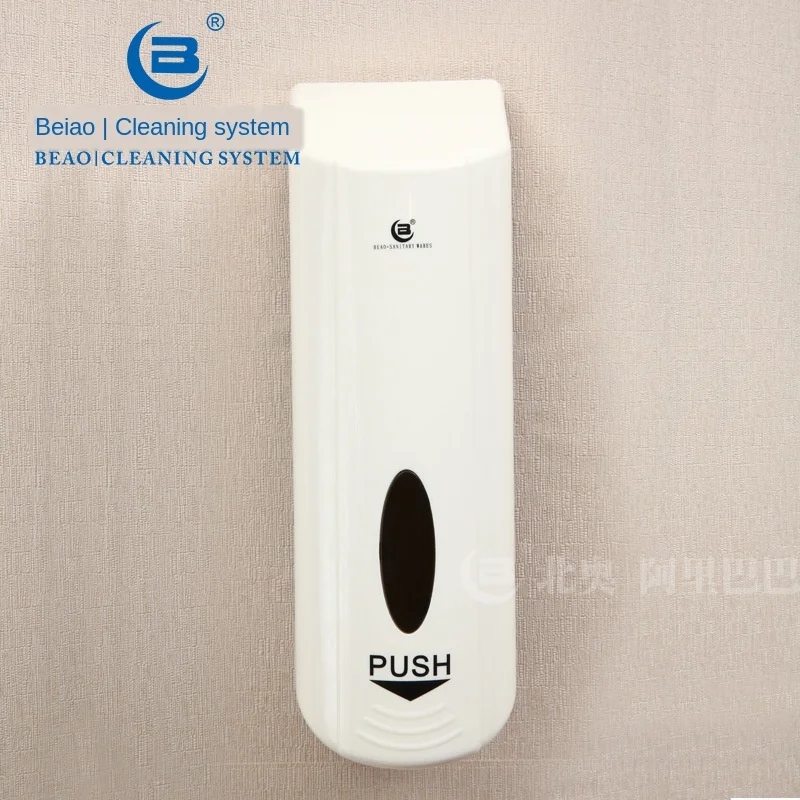 Распределитель жидкого мыла отельный одноголовый 700 мл расположенный на стене коробки для геля для душа.