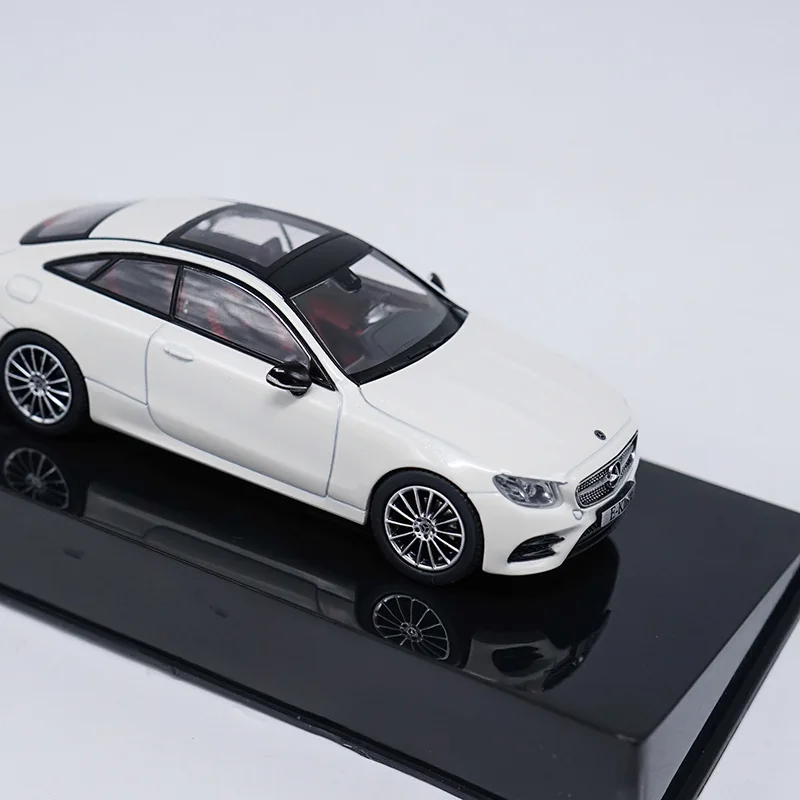 Высокотщательная модель автомобиля 1:43 E300 из сплава статическая металлическая с