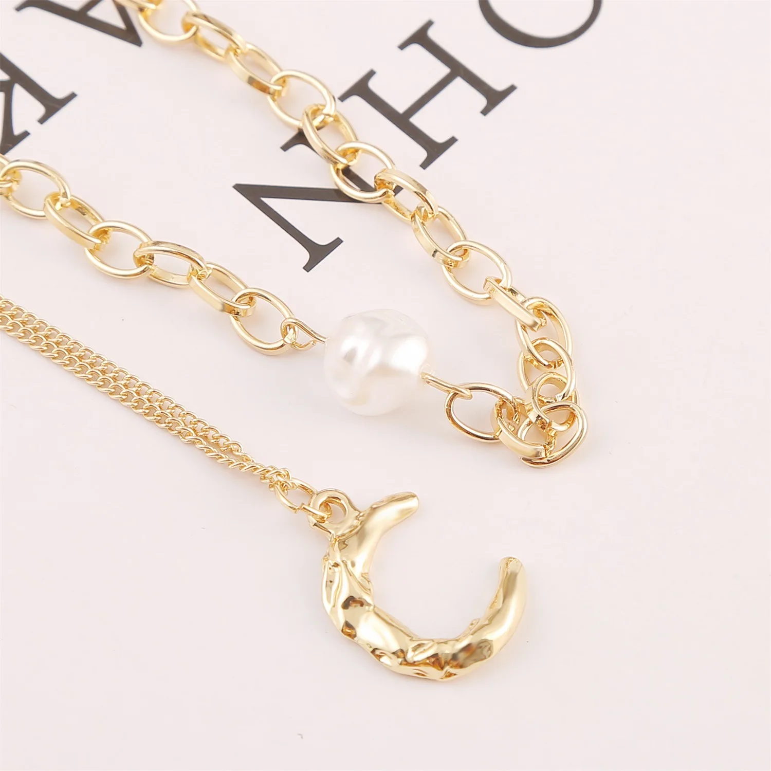 2020 Популярное ретро темпераментное кулонное ожерелье с простым замком и сердечком, подходящее для женщин.