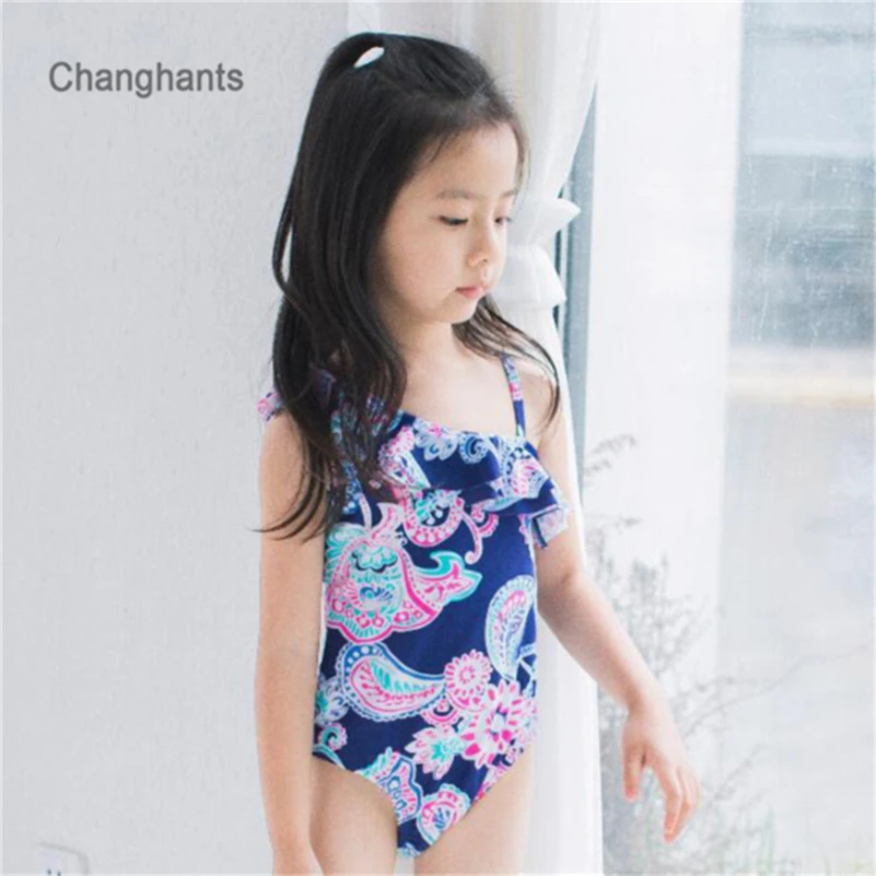 Купальный костюм для девочек темно синего цвета с классическим цветочным узором