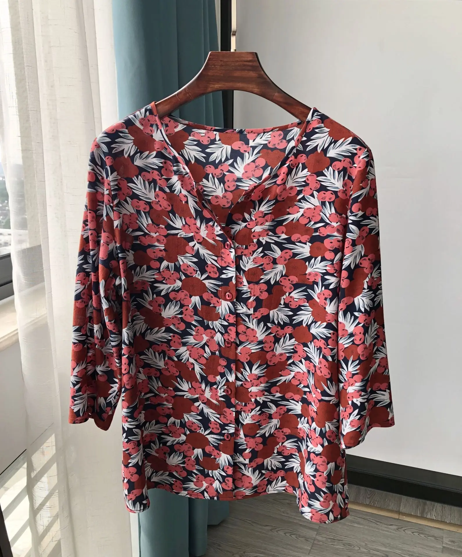 

Sweetheart Berry Top 100% Silk Berry Print Lightweight and Gentle Color Three-quarter Sleeve O-Neck Women Shirt Women Blouses
