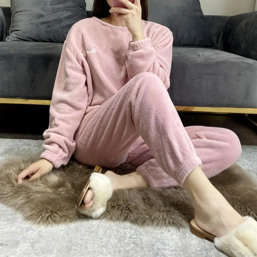 Комплект пижамный зимний женский из двух предметов футболка с круглым вырезом и